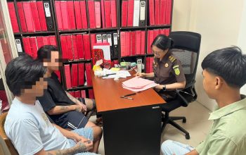 Penyidik Satresnarkoba Polres Boltim saat menyerahkan berkas perkara dan tersangka tindak pidana narkotika kepada JPU di Kantor Kejaksaan Negeri Kotamobagu, Kamis (21/5/2026).
