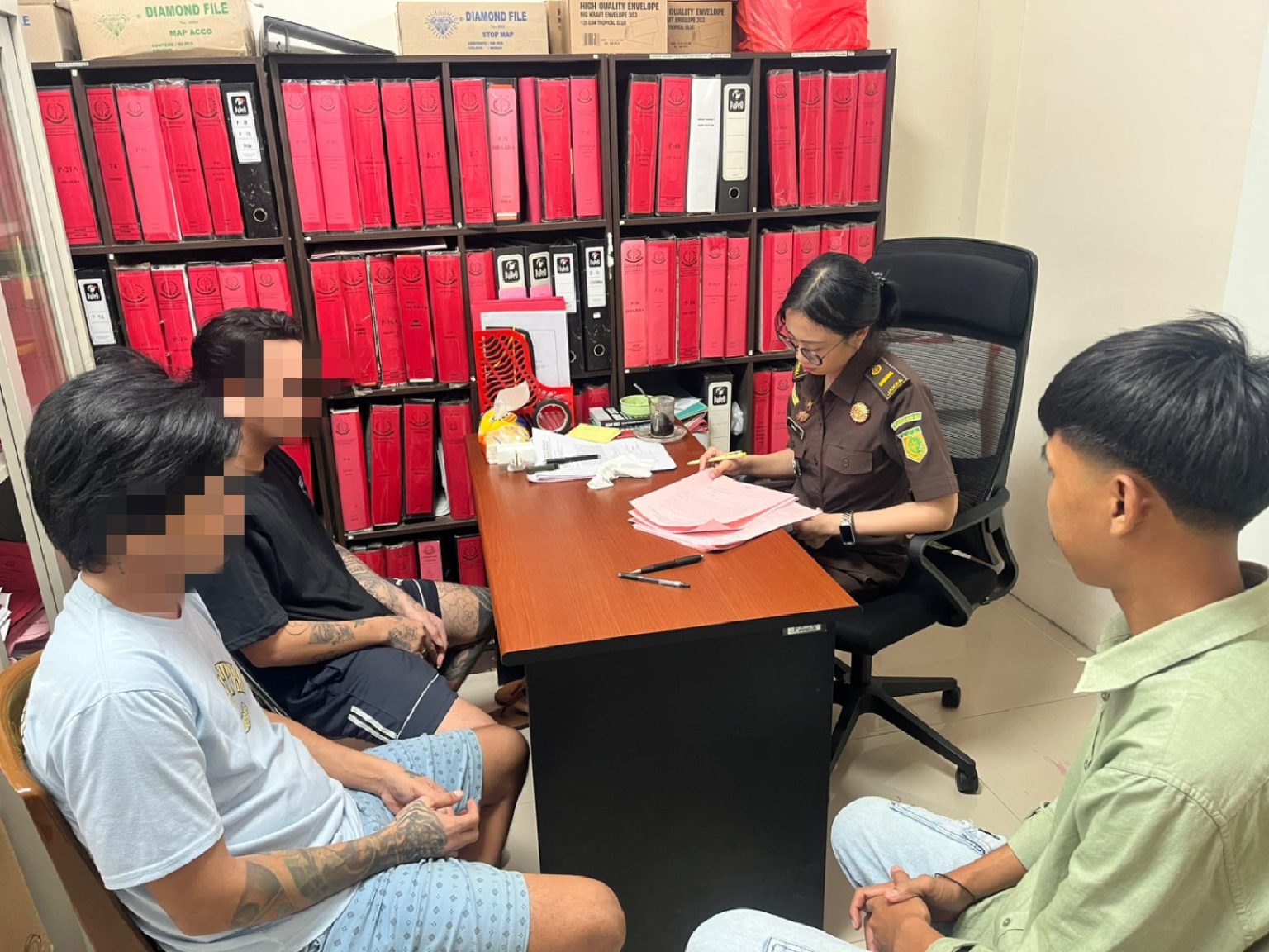 Penyidik Satresnarkoba Polres Boltim saat menyerahkan berkas perkara dan tersangka tindak pidana narkotika kepada JPU di Kantor Kejaksaan Negeri Kotamobagu, Kamis (21/5/2026).