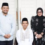 Anggota DPRD Boltim Rahman Salehe bersama istri Salsa Mamonto berfoto bersama Ustaz Abdul Somad (UAS) dalam suasana silaturahmi di kediaman mereka, Motoboi Kecil, Kotamobagu, Sabtu (23/5/2026)