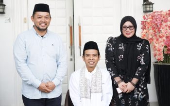 Anggota DPRD Boltim Rahman Salehe bersama istri Salsa Mamonto berfoto bersama Ustaz Abdul Somad (UAS) dalam suasana silaturahmi di kediaman mereka, Motoboi Kecil, Kotamobagu, Sabtu (23/5/2026)