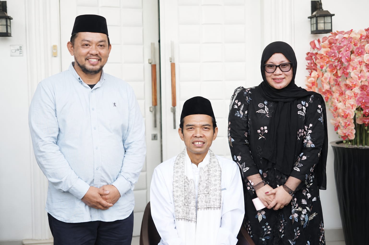 Anggota DPRD Boltim Rahman Salehe bersama istri Salsa Mamonto berfoto bersama Ustaz Abdul Somad (UAS) dalam suasana silaturahmi di kediaman mereka, Motoboi Kecil, Kotamobagu, Sabtu (23/5/2026)
