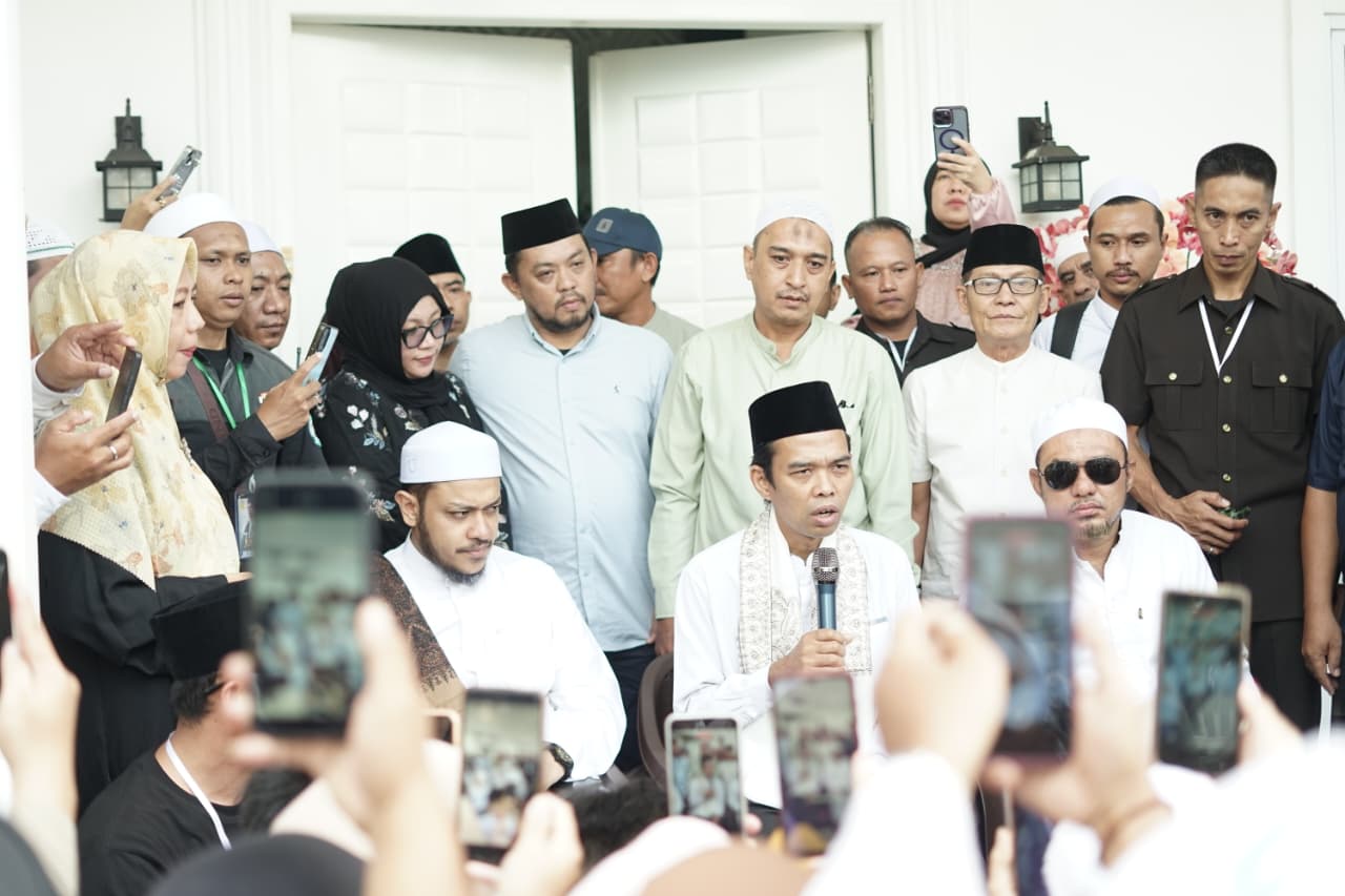 Ustaz Abdul Somad (UAS) menyampaikan tausiyah singkat dalam suasana silaturahmi di kediaman Anggota DPRD Boltim Rahman Salehe, Motoboi Kecil, Kotamobagu, Sabtu (23/5/2026), sebelum melanjutkan agenda safari dakwah di Masjid Baitul Makmur.