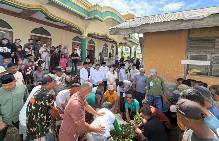 Suasana penyerahan hewan kurban oleh Gerindra Bolmong di halaman Masjid Al-Kautsar Desa Babo, Kecamatan Sang Tombolang, Rabu (27/5/2026), yang turut dihadiri Wakil Ketua DPD Gerindra Sulut sekaligus Wakil Bupati Bolmong Dony Lumenta bersama Dhea Eucharisty Lumenta