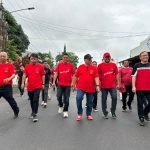 Anggota DPRD Boltim dari Fraksi PDI Perjuangan, Rahman Salehe mengenakan topi warna merah, berjalan kompak bersama jajaran fungsionaris dan kader berlambang banteng moncong putih dalam kegiatan Bung Karno Fun Walk di Tondano, Minahasa, Sabtu (30/5/2026). Kehadiran legislator yang akrab disapa RASA ini menegaskan soliditas kader dari Tanah Totabuan untuk membumikan semangat nasionalisme menyambut Bulan Bung Karno 2026.