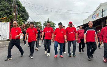 Anggota DPRD Boltim dari Fraksi PDI Perjuangan, Rahman Salehe mengenakan topi warna merah, berjalan kompak bersama jajaran fungsionaris dan kader berlambang banteng moncong putih dalam kegiatan Bung Karno Fun Walk di Tondano, Minahasa, Sabtu (30/5/2026). Kehadiran legislator yang akrab disapa RASA ini menegaskan soliditas kader dari Tanah Totabuan untuk membumikan semangat nasionalisme menyambut Bulan Bung Karno 2026.