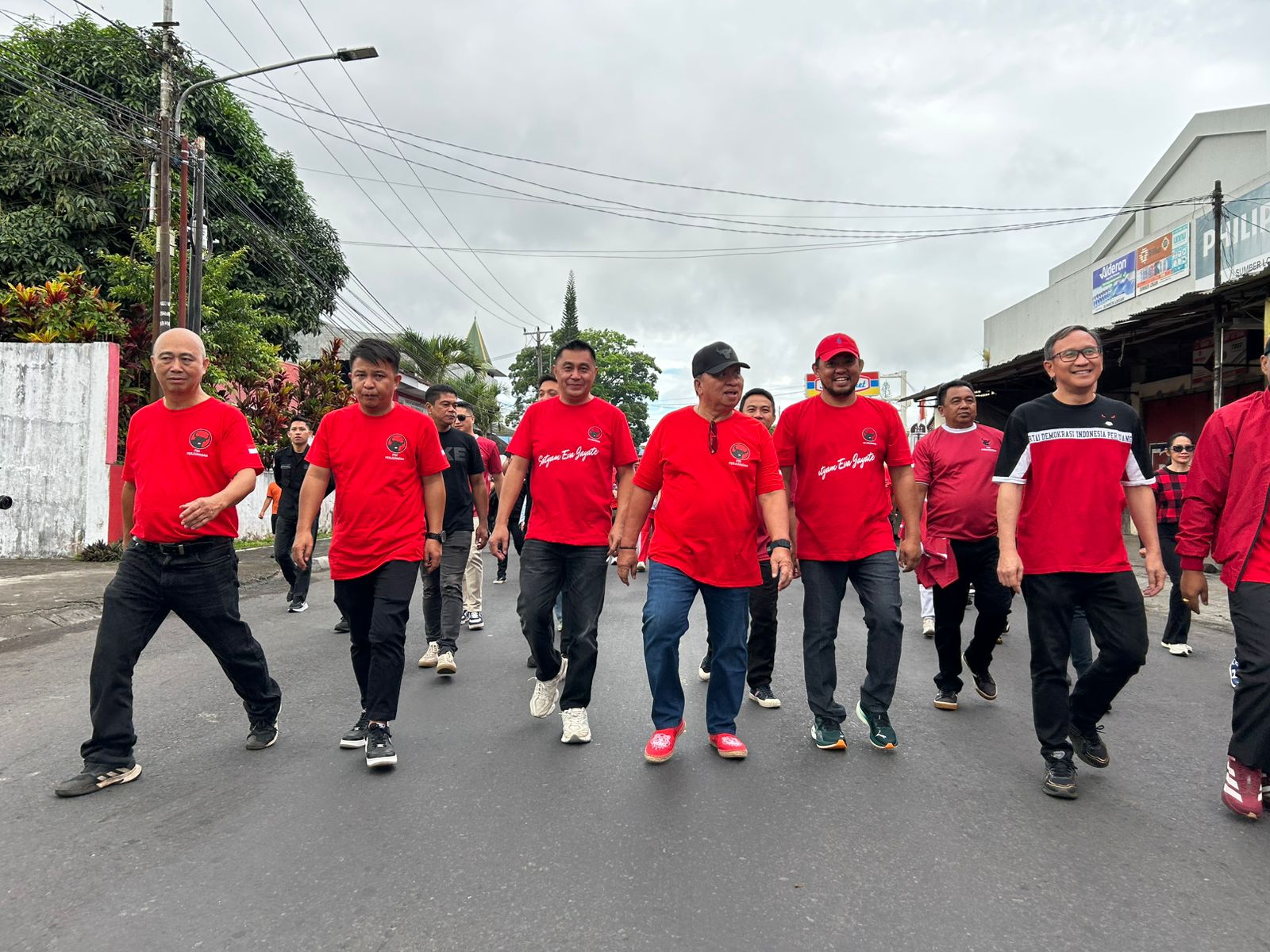 Anggota DPRD Boltim dari Fraksi PDI Perjuangan, Rahman Salehe mengenakan topi warna merah, berjalan kompak bersama jajaran fungsionaris dan kader berlambang banteng moncong putih dalam kegiatan Bung Karno Fun Walk di Tondano, Minahasa, Sabtu (30/5/2026). Kehadiran legislator yang akrab disapa RASA ini menegaskan soliditas kader dari Tanah Totabuan untuk membumikan semangat nasionalisme menyambut Bulan Bung Karno 2026.