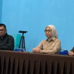 Caption: Anggota DPR RI Yasti Soepredjo Mokoagow (tengah) melakukan reses di Kobo Kecil, didampingi Sangadi (kanan) dan Sekdes (kiri).
