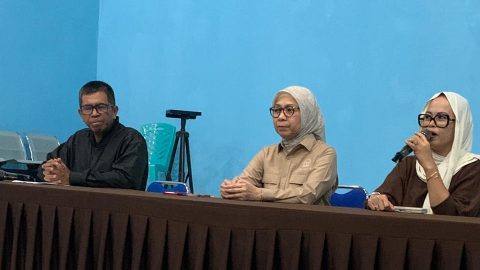 Caption: Anggota DPR RI Yasti Soepredjo Mokoagow (tengah) melakukan reses di Kobo Kecil, didampingi Sangadi (kanan) dan Sekdes (kiri).