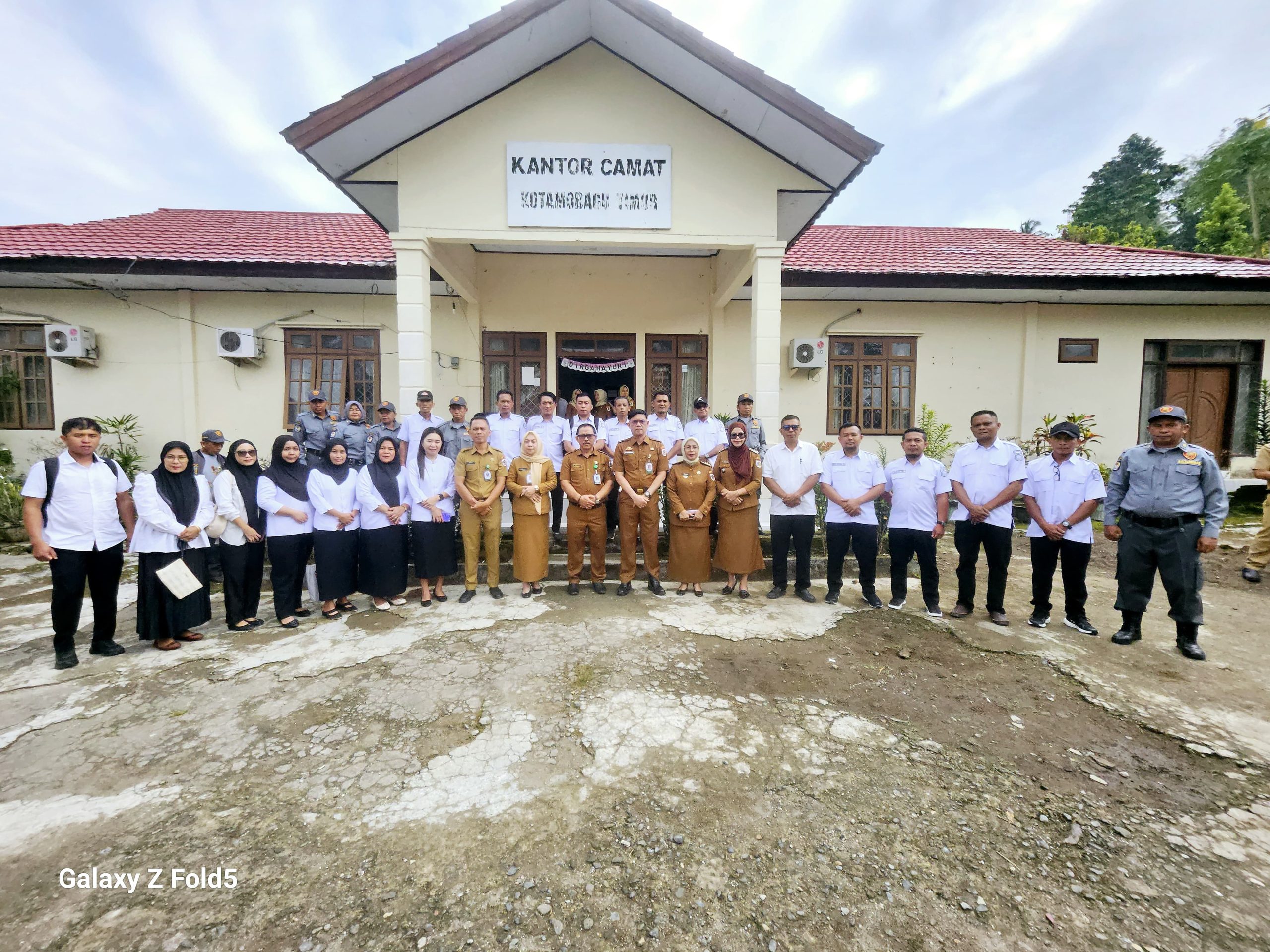 Foto bersama Pemda Kota Kotamobaagu bersama Pemdes Kobo Kecil pasca rapat evaluasi. (Foto: istimewa)