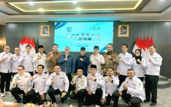 Foto bersama pengurus DPP Apdesi dengan Menko Pangan Zulkifli Hasan, Mendes Yandri Susanto, Sekjen Kemendagri. Foto: Ist