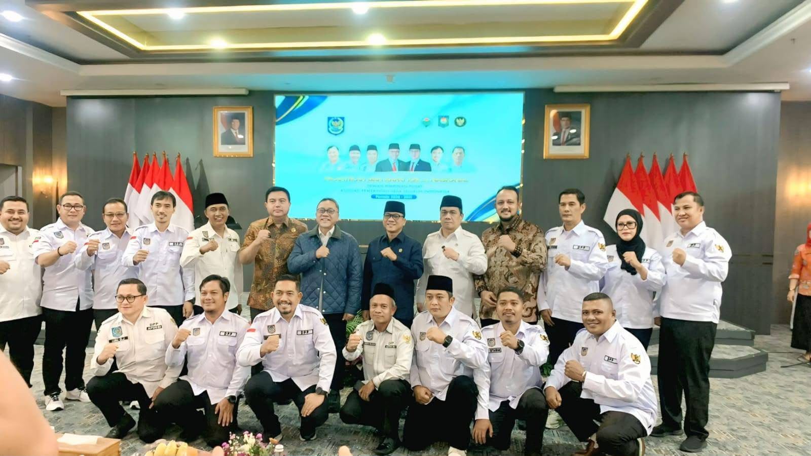 Foto bersama pengurus DPP Apdesi dengan Menko Pangan Zulkifli Hasan, Mendes Yandri Susanto, Sekjen Kemendagri. Foto: Ist