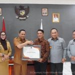Caption: Abd David Mamonto (tengah, kemeja batik cokelat) menerima penghargaan sebagai paralegal teraktif dari Wali Kota (kiri Davit) yang diserahkan Kakanwilkum Sulut (kanan Davit) dan disaksikan Sangadi (paling kiri).