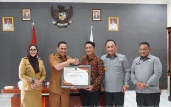 Caption: Abd David Mamonto (tengah, kemeja batik cokelat) menerima penghargaan sebagai paralegal teraktif dari Wali Kota (kiri Davit) yang diserahkan Kakanwilkum Sulut (kanan Davit) dan disaksikan Sangadi (paling kiri).