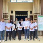 Foto bersama antara Wakil Ketua DPRD Sulut Royke Anter (tengah, kemeja putih celana biru) bersama Sangadi dan perangkat desa.