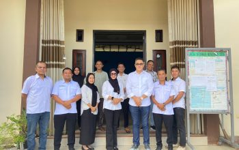 Foto bersama antara Wakil Ketua DPRD Sulut Royke Anter (tengah, kemeja putih celana biru) bersama Sangadi dan perangkat desa.