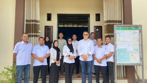 Foto bersama antara Wakil Ketua DPRD Sulut Royke Anter (tengah, kemeja putih celana biru) bersama Sangadi dan perangkat desa.