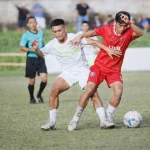 Pemain Amkei Kodim 1303 Bolmong dan Bonawang FC terlibat perebutan bola dalam laga bertensi tinggi pada lanjutan Matali Cup V di Lapangan Nunuk Matali, Rabu (13/5/2026). Pertandingan berakhir imbang 2-2.