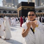 Roni Hamim, Direktur PT Hasil Karya Mandiri (HKM), tampak khusyuk memanjatkan doa di depan Ka'bah saat menunaikan ibadah Umrah ketiganya pada Februari 2026. Momen penuh syukur ini menjadi simbol keseimbangan antara kesuksesan karier dan keteguhan spiritual yang ia jalani.