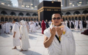 Roni Hamim, Direktur PT Hasil Karya Mandiri (HKM), tampak khusyuk memanjatkan doa di depan Ka'bah saat menunaikan ibadah Umrah ketiganya pada Februari 2026. Momen penuh syukur ini menjadi simbol keseimbangan antara kesuksesan karier dan keteguhan spiritual yang ia jalani.