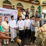 Wakil Ketua DPD Gerindra Sulut sekaligus Wakil Bupati Bolmong, Dony Lumenta, bersama Dhea Eucharisty Lumenta saat menyerahkan hewan kurban di halaman Masjid Al-Kautsar Desa Babo, Kecamatan Sang Tombolang, Rabu (27/5/2026)