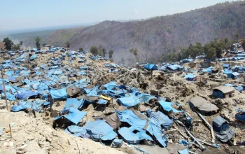 Situasi lokasi penambangan ilegal emas yang telah ditinggalkan para penambang di kawasan Gunung Botak, Kabupaten Pulau Buru, Maluku, Minggu (15/11). Kawasan Gunung Botak mengalami kerusakan lingkungan akibat penggunaan merkuri dan sianida oleh ribuan penambang yang melakukan aktivitas penambangan ilegal sejak 2011. ANTARA FOTO/Jimmy Ayal/kye/15.