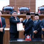Gubernur Yulius Selvanus menerima laporan hasil pemeriksaan BPK RI dalam Rapat Paripurna DPRD Sulut, menegaskan opini WTP ke-12 sebagai amanah integritas dan pesan Presiden Prabowo untuk transparansi anggaran.