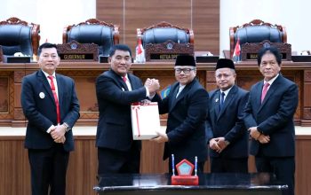 Gubernur Yulius Selvanus menerima laporan hasil pemeriksaan BPK RI dalam Rapat Paripurna DPRD Sulut, menegaskan opini WTP ke-12 sebagai amanah integritas dan pesan Presiden Prabowo untuk transparansi anggaran.