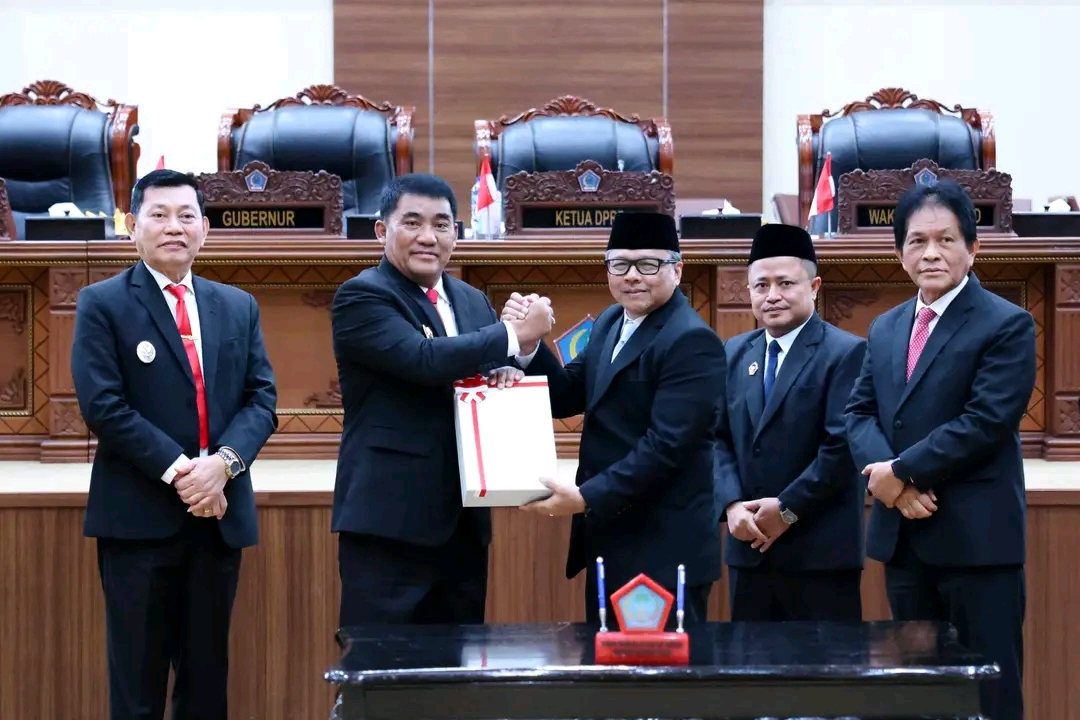 Gubernur Yulius Selvanus menerima laporan hasil pemeriksaan BPK RI dalam Rapat Paripurna DPRD Sulut, menegaskan opini WTP ke-12 sebagai amanah integritas dan pesan Presiden Prabowo untuk transparansi anggaran.