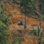 Salah satu unit excavator berwarna biru terlihat beroperasi di kawasan Hutan Produksi Osing-osing, Desa Mopait, Kecamatan Lolayan, Bolmong, meski aktivitas PETI ini menuai sorotan publik karena merusak lingkungan dan mengancam keselamatan warga.