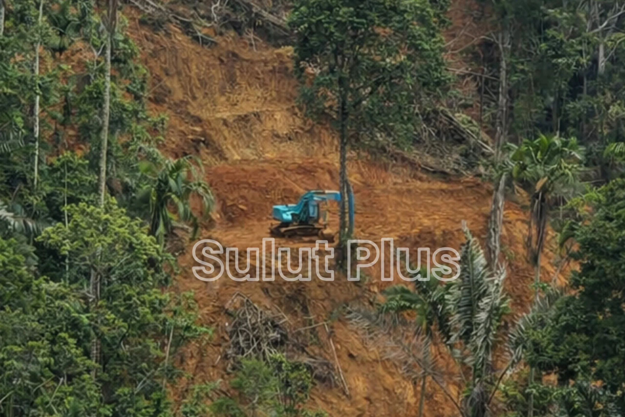 Salah satu unit excavator berwarna biru terlihat beroperasi di kawasan Hutan Produksi Osing-osing, Desa Mopait, Kecamatan Lolayan, Bolmong, meski aktivitas PETI ini menuai sorotan publik karena merusak lingkungan dan mengancam keselamatan warga.