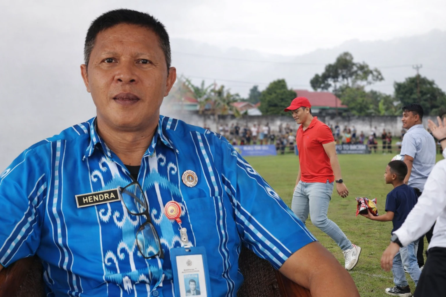 Kepala Bidang Olahraga Kotamobagu, Hendra Mokoagow, saat memberikan keterangan terkait rencana pelaksanaan Pekan Olahraga Kota (Porkot) sebagai ajang seleksi atlet menuju Porprov 2027, di sela kegiatan olahraga masyarakat di Kotamobagu.