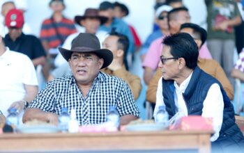 Gubernur Yulius Targetkan Maesa Tompaso jadi Pusat Olahraga Berkuda Nasional 3 Gubernur Yulius Selvanus, mengenakan topi, tampak serius menonton jalannya Kejuaraan Pacuan Kuda Piala Gubernur 2026 di Tompaso, sembari menegaskan komitmen menjadikan Maesa Tompaso sebagai pusat olahraga berkuda nasional.