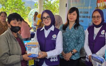 Tingkatkan Kualitas Layanan Dasar, Rosita Manoppo Pobela Pantau Langsung Posyandu di Desa Bongkudai Baru 5 PULIH DAN SEHAT: Ketua TP Posyandu Kabupaten Boltim, Ny. Rosita Manoppo Pobela (tengah, rompi ungu), menyerahkan bantuan pemenuhan gizi secara simbolis kepada salah satu warga lansia saat memantau langsung pelaksanaan pelayanan Posyandu terintegrasi di Desa Bongkudai Baru. Kegiatan ini dirangkaikan dengan Pelayanan KB Serentak Sejuta Akseptor dalam rangka menyambut Hari Keluarga Nasional (Harganas) ke-33. Sumber: Facebook @Rosita Pobela