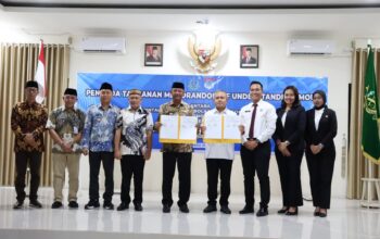 Sinergi Hukum: Kepala Kejari Kotamobagu Tasjrifin M. A. Halim bersama Bupati Boltim Oskar Manoppo menandatangani MoU Datun sebagai langkah preventif menjaga aset dan keuangan daerah, Jumat (12/6/2026).