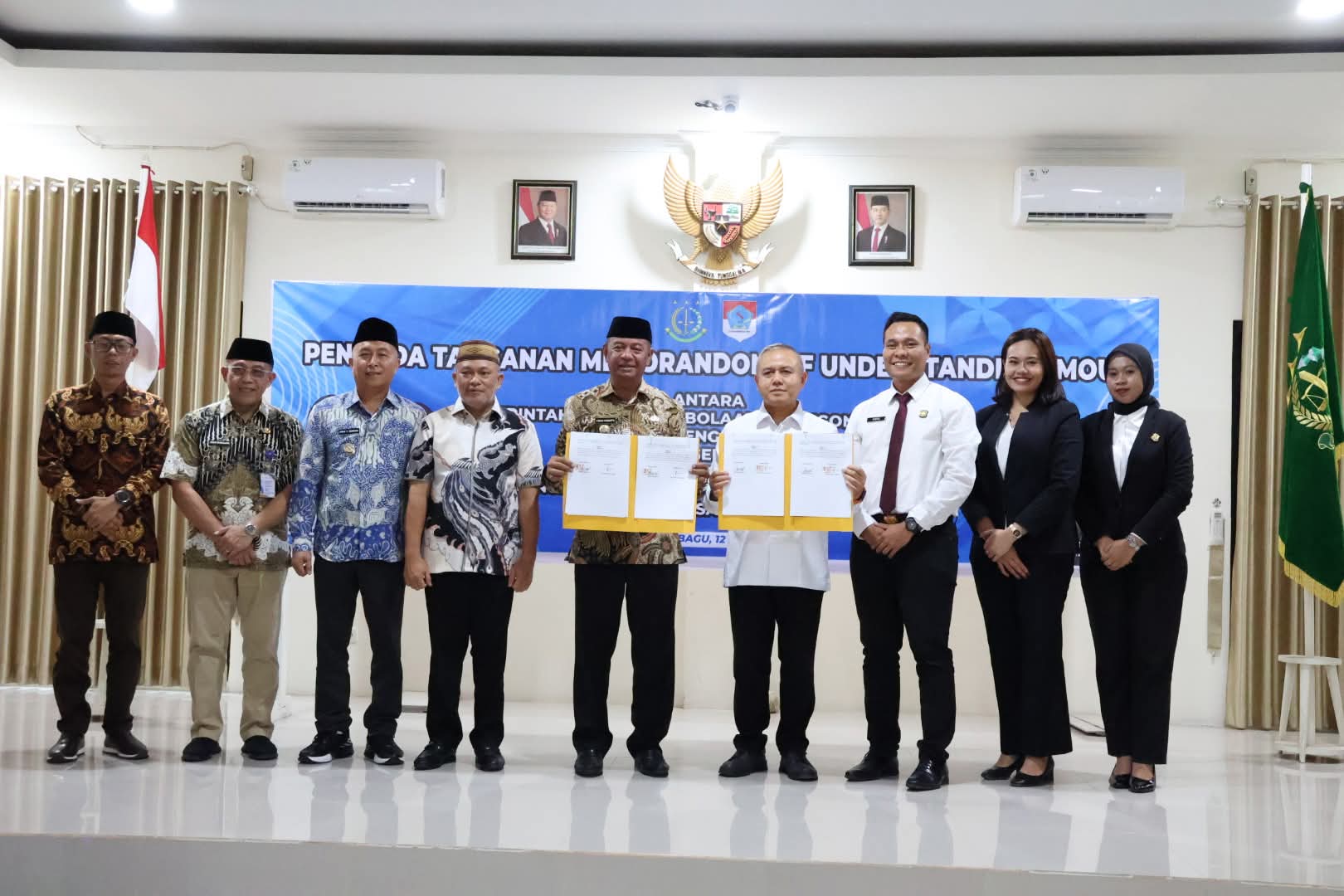 Sinergi Hukum: Kepala Kejari Kotamobagu Tasjrifin M. A. Halim bersama Bupati Boltim Oskar Manoppo menandatangani MoU Datun sebagai langkah preventif menjaga aset dan keuangan daerah, Jumat (12/6/2026).