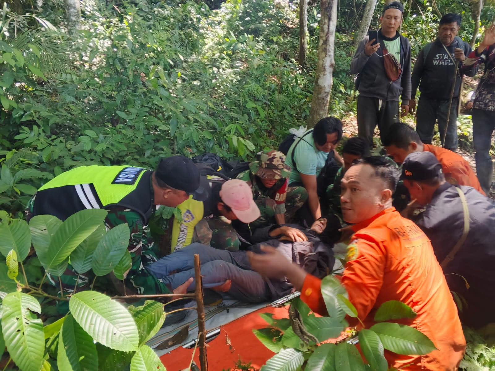 Tim SAR Gabungan saat melakukan proses evakuasi para survivor dari dalam kawasan Hutan Agotei, Boltim. (Foto: Dok. Istimewa)