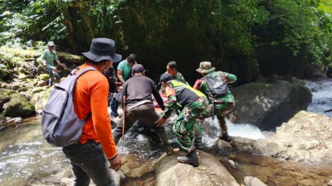Tim SAR Gabungan mengevakuasi empat warga yang sempat hilang di Hutan Agotei, Boltim. Seluruh korban ditemukan selamat, dua di antaranya warga Kotamobagu.
