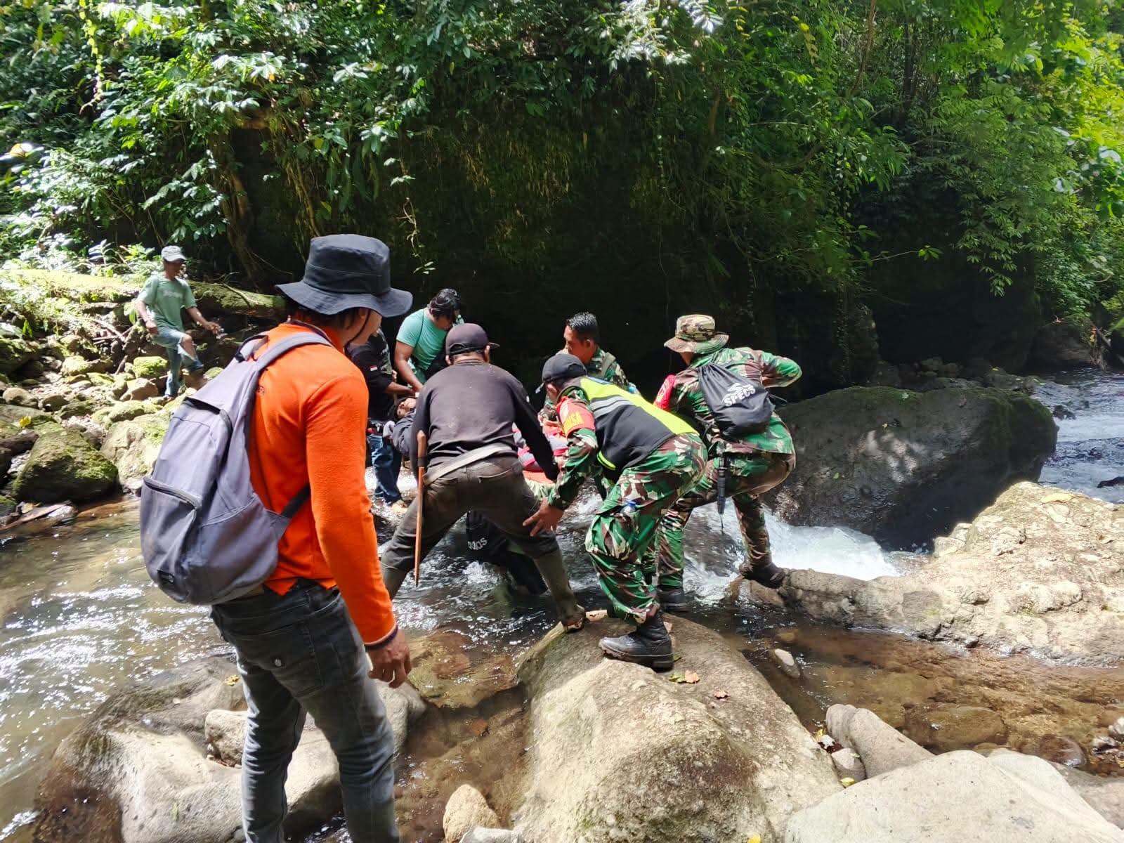 Tim SAR Gabungan mengevakuasi empat warga yang sempat hilang di Hutan Agotei, Boltim. Seluruh korban ditemukan selamat, dua di antaranya warga Kotamobagu.