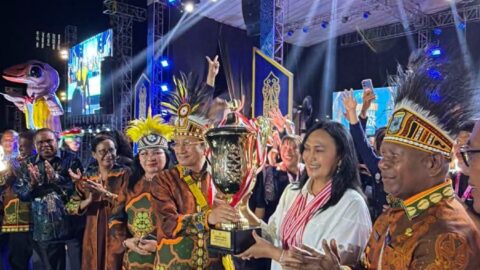 Ibu Anik Wandriani bersama kontingen Sulut merayakan kemenangan bersejarah dengan Piala Presiden RI usai dinobatkan sebagai Juara Umum Pesparawi Nasional di Manokwari, Papua.