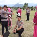 Kapolres Boltim, AKBP Golfried Hasiholan Pakpahan bersama jajaran Polres Boltim dan Bhayangkari melaksanakan tradisi siraman air kembang pada Upacara Korps Raport Kenaikan Pangkat 25 personel Bintara di Lapangan Apel Mapolres Boltim, Selasa (30/6/2026).
