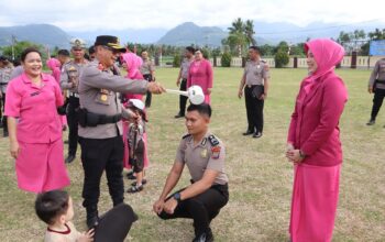 25 Anggota Polres Boltim Naik Pangkat, AKBP Golfried Ingatkan Profesionalisme 5 Kapolres Boltim, AKBP Golfried Hasiholan Pakpahan bersama jajaran Polres Boltim dan Bhayangkari melaksanakan tradisi siraman air kembang pada Upacara Korps Raport Kenaikan Pangkat 25 personel Bintara di Lapangan Apel Mapolres Boltim, Selasa (30/6/2026).