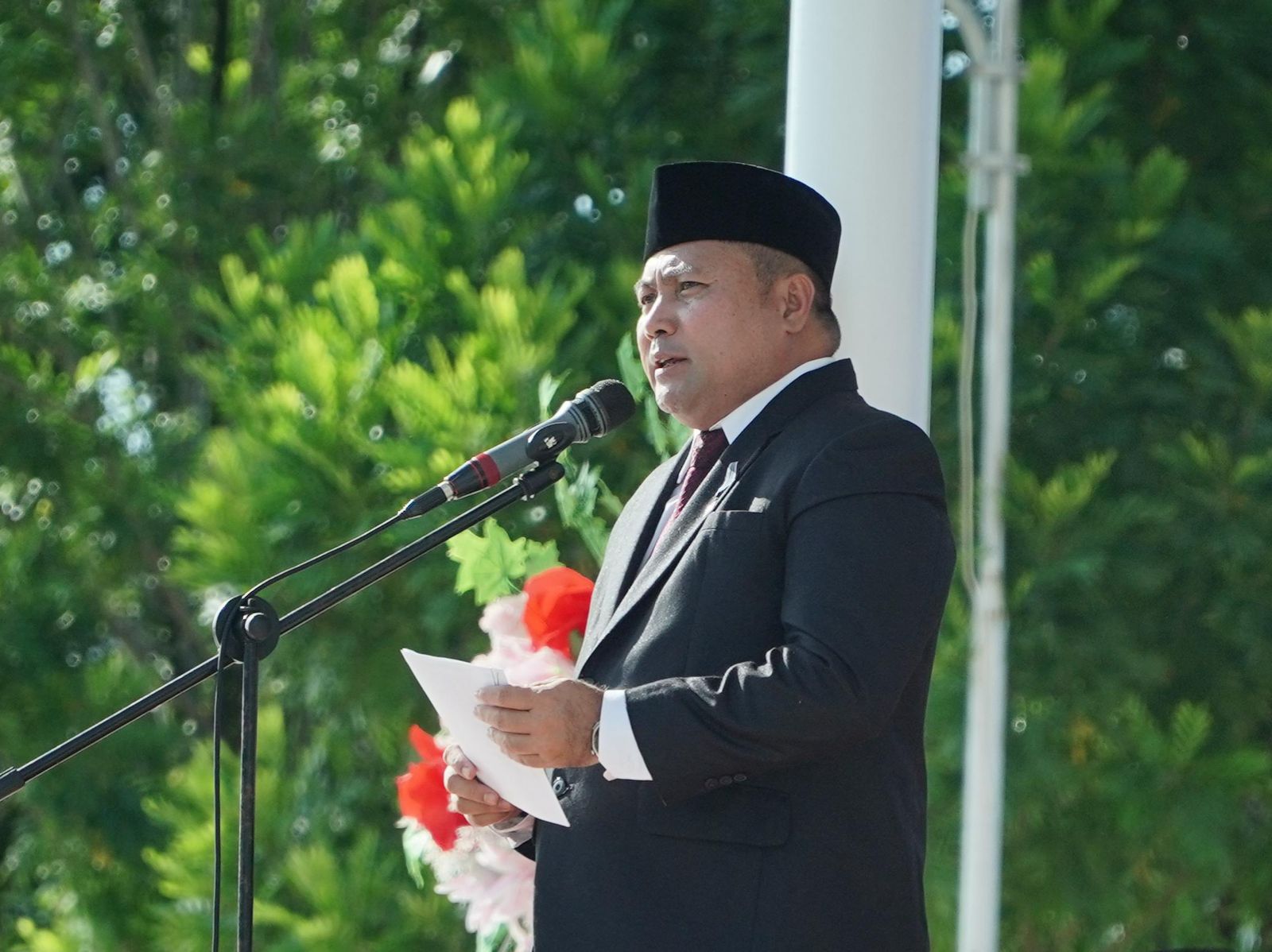 Dengan penuh khidmat, Sekda Bolsel membacakan amanat Kepala BPIP RI dalam peringatan Hari Lahir Pancasila.