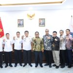Gubernur Yulius Selvanus (tengah, kemeja putih tanda jasa) melakukan salam komando bersama manajemen PLN UID Suluttenggo dan jajaran Pemprov Sulut setelah menyepakati komitmen bersama untuk mengebut proyek infrastruktur ketenagalistrikan perdesaan dan kepulauan terluar, Rabu (3/6/2026). Foto: Humas Pemprov Sulut