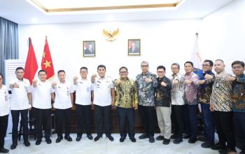 Gubernur Yulius Selvanus (tengah, kemeja putih tanda jasa) melakukan salam komando bersama manajemen PLN UID Suluttenggo dan jajaran Pemprov Sulut setelah menyepakati komitmen bersama untuk mengebut proyek infrastruktur ketenagalistrikan perdesaan dan kepulauan terluar, Rabu (3/6/2026). Foto: Humas Pemprov Sulut