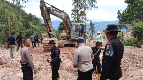 Aparat bersama alat berat melakukan penertiban PETI Bakan atas permintaan pemilik lahan, demi menjaga hak masyarakat dan keselamatan lingkungan.