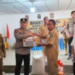 Kapolda Sulut Irjen Pol Roycke Harry Langie bersama jajaran Polda Sulut dan Bhayangkari menyalurkan bantuan sosial kepada warga terdampak bencana di Kabupaten Bolaang Mongondow, Senin (8/6/2026). Bantuan berupa kebutuhan pokok diserahkan langsung kepada perwakilan warga sebagai wujud kepedulian Polri.