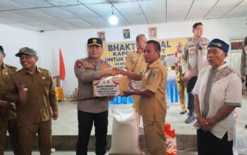 Kapolda Sulut Irjen Pol Roycke Harry Langie bersama jajaran Polda Sulut dan Bhayangkari menyalurkan bantuan sosial kepada warga terdampak bencana di Kabupaten Bolaang Mongondow, Senin (8/6/2026). Bantuan berupa kebutuhan pokok diserahkan langsung kepada perwakilan warga sebagai wujud kepedulian Polri.