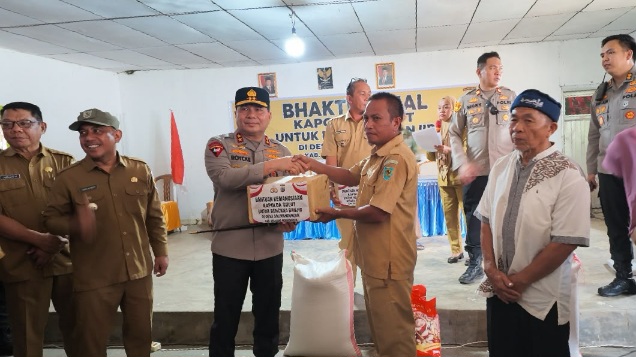 Kapolda Sulut Irjen Pol Roycke Harry Langie bersama jajaran Polda Sulut dan Bhayangkari menyalurkan bantuan sosial kepada warga terdampak bencana di Kabupaten Bolaang Mongondow, Senin (8/6/2026). Bantuan berupa kebutuhan pokok diserahkan langsung kepada perwakilan warga sebagai wujud kepedulian Polri.