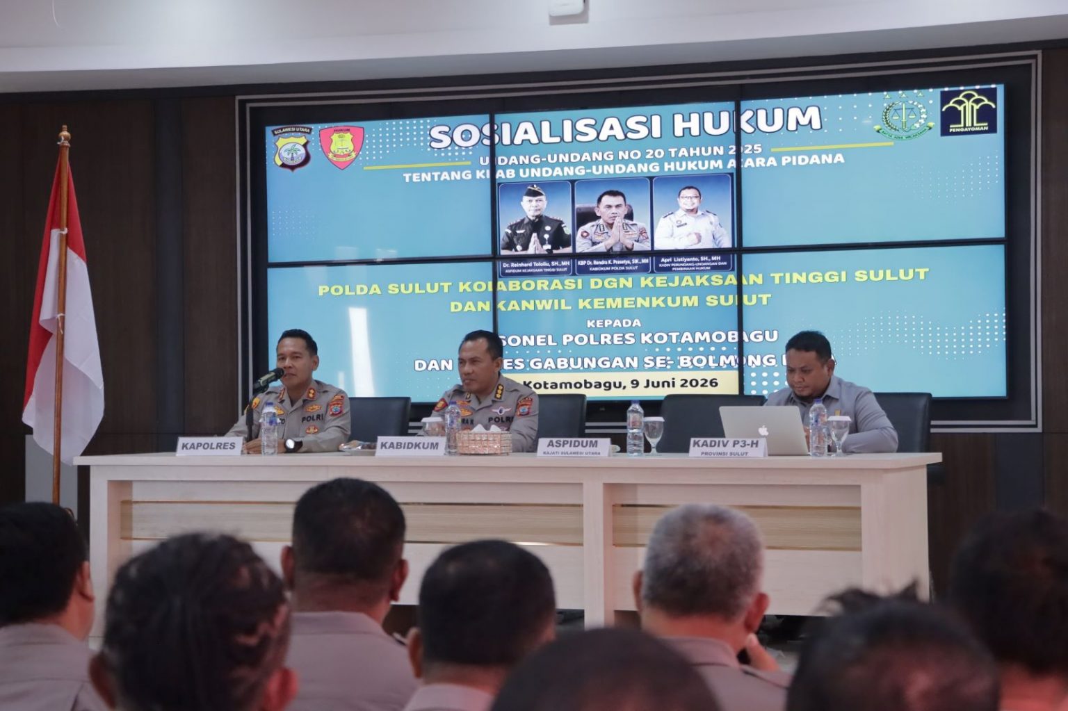 Kapolres Kotamobagu AKBP Irwanto bersama Kabidkum Polda Sulut, Aspidum Kejati Sulut, dan Kemenkumham Sulut saat membuka sosialisasi KUHAP baru di Aula Motabi Polres Kotamobagu, Selasa (9/6/2026). Forum lintas instansi ini menandai era baru penegakan hukum yang transparan dan akuntabel di Bolaang Mongondow Raya.