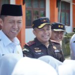 Wakajati Sulut Feri Tas bersama jajaran Kejati meninjau pelaksanaan Program Makan Bergizi Gratis (MBG) di SMP Negeri Molibagu, didampingi Bupati Bolsel Iskandar Kamaru dan jajaran Pemkab.